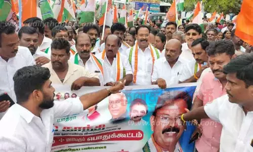 நாங்குநேரியில் இருந்து களக்காட்டுக்கு காங்கிரஸ் கட்சியினர் நடைபயணம்
