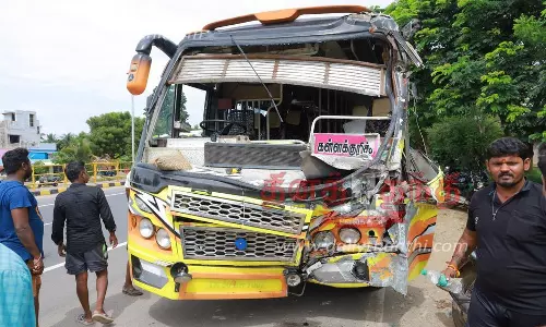 ஏத்தாப்பூர் அருகேதனியார் பஸ்-லாரி மோதியது; 20 பேர் படுகாயம்