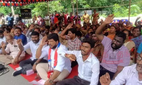 பணி நிரந்தரப்படுத்த வலியுறுத்திசேலத்தில் தூய்மை பணியாளர்கள் போராட்டம்