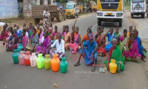 குடிநீர் கேட்டு பெண்கள் சாலை மறியல்
