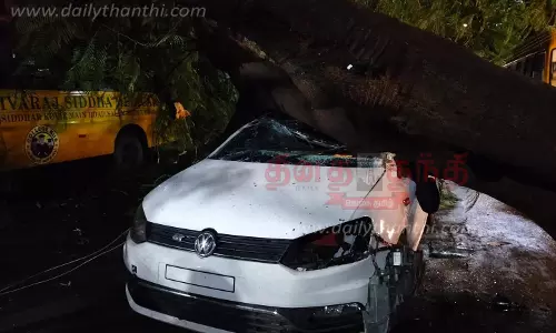 சேலத்தில் கொட்டி தீர்த்த கனமழை:மரம் முறிந்து விழுந்ததில் கார் சேதம்குழந்தை உள்பட 2 பேர் படுகாயம்