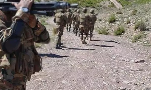 பாகிஸ்தான் ராணுவ முகாம் மீது தாக்குதல் - 12 பயங்கரவாதிகள் கொல்லப்பட்டனர்