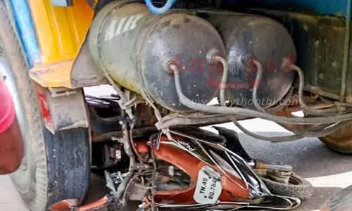 ஸ்கூட்டர் மீது லாரி மோதி தாய்-மகன் பலி