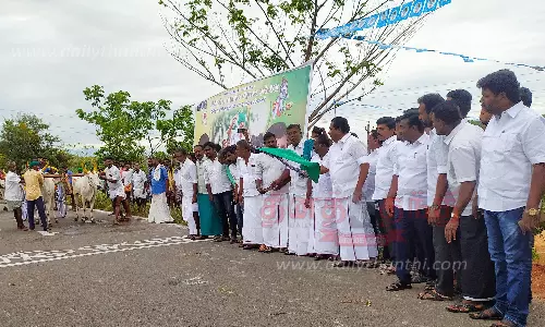 சோழவந்தான் அருகே கிருஷ்ண ஜெயந்தியை முன்னிட்டு இரட்டை மாட்டு வண்டி பந்தயம்- அமைச்சர் மூர்த்தி தொடங்கி வைத்தார்