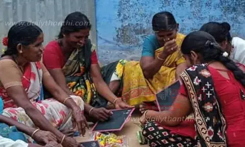 குப்பாண்டம்பாளையத்தில்எழுத்தறிவு திட்டத்தில் ஆர்வமாக படிக்கும் பெண்கள்