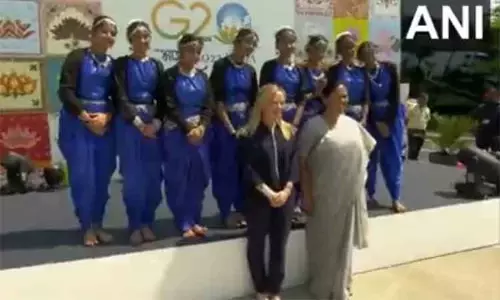 டெல்லி விமான நிலையத்தில் கலாச்சார நடனத்துடன் இத்தாலி பிரதமர் ஜார்ஜியா மெலோனிக்கு வரவேற்பு