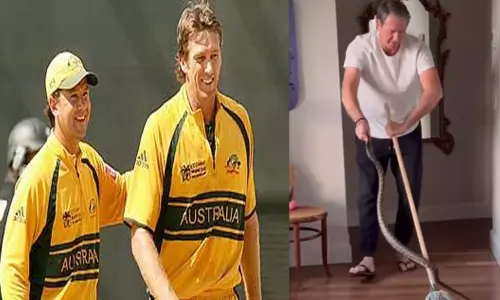 பாம்பு பிடி வீரராக மாறிய  முன்னாள் கிரிக்கெட் வீரர்...!!