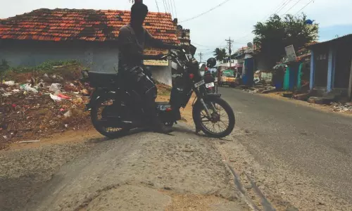 உயரமான சாலை சந்திப்பால் தடுமாறும் வாகன ஓட்டிகள்