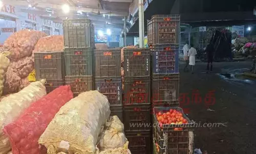 பாவூர்சத்திரம் சந்தையில் வரத்து அதிகரிப்பால் தக்காளி விலை வீழ்ச்சி