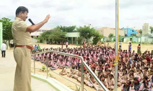 மாணவர்களுக்கு விழிப்புணர்வு கூட்டம்