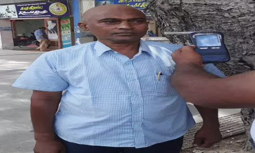 மதுபோதையில் பள்ளி வாகனத்தை ஓட்டி வந்து படுத்து தூங்கிய டிரைவர்