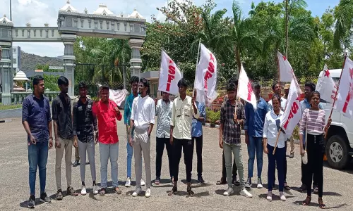 பாரதியார் பல்கலைக்கழக மாணவர்கள் ஆர்ப்பாட்டம்