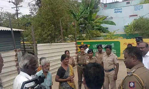 குலசேகரன்பட்டினத்தில்ஆக்கிரமிப்பிலிருந்து வீடுகள் அகற்றம் குலசேகரன்பட்டினத்தில்ஆக்கிரமிப்பிலிருந்து வீடுகள் அகற்றம்