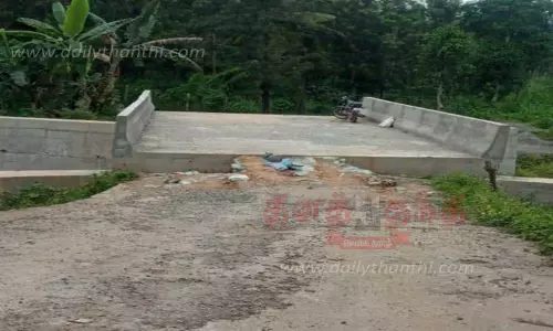 பாலத்தின் இருபுறமும் சாலை அமைக்க வேண்டும்