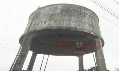 இடிந்து விழும் நிலையில் மேல்நிலை குடிநீர்தேக்க தொட்டி