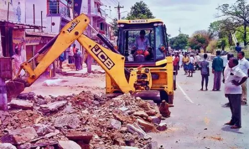 சாலையோர ஆக்கிரமிப்புகள் அகற்றம்