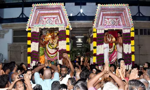 திருச்செந்தூர் கோவில் ஆவணி திருவிழாவில் சுவாமி-அம்பாளுக்கு குடவருவாயில் தீபாராதனை திருச்செந்தூர் கோவில் ஆவணி திருவிழாவில் சுவாமி-அம்பாளுக்கு குடவருவாயில் தீபாராதனை