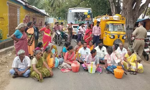 குடிநீர் வழங்க கோரி பொதுமக்கள் சாலை மறியல்