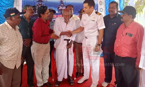 தர்மபுரியை சேர்ந்தஓய்வு பெற்ற கப்பல் படை வீரர்களுக்கு பாராட்டு