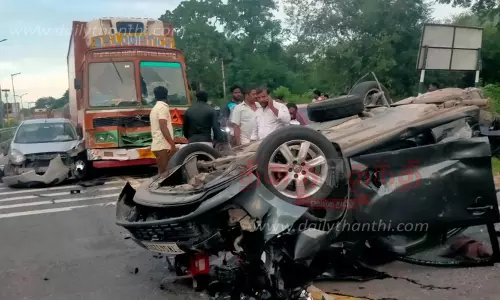 தொப்பூர் கணவாயில்லாரி, பஸ், 2 கார்கள் அடுத்தடுத்து மோதி விபத்து3 பேர் காயம்