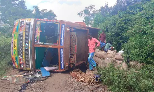 கல்வராயன்மலையில்10 டன் ரேஷன் பொருட்களுடன் கவிழ்ந்த லாரி :சாலையில் அரிசி கொட்டி வீணானது