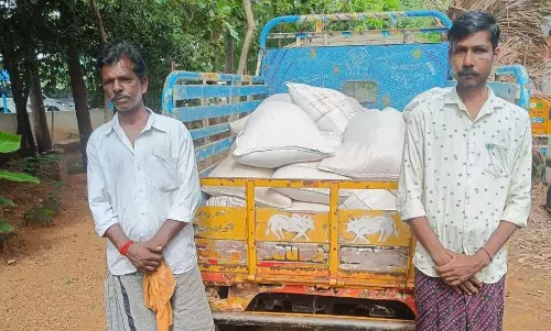 1¼ டன் ரேஷன் அரிசி கடத்தல்; 2 பேர் கைது