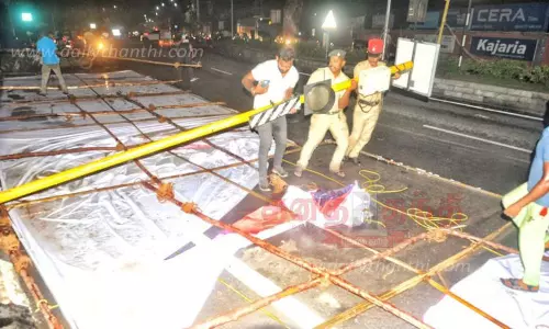 சிக்னல் கம்பத்தோடு சாலையில் விழுந்த பேனர் சிக்னல் கம்பத்தோடு சாலையில் விழுந்த பேனர்