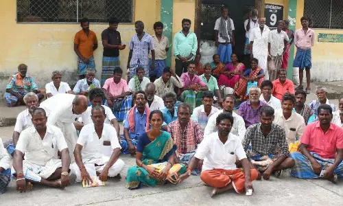 விவசாய விளைபொருட்களுக்கு கூடுதல் விலை கேட்டு ஒழுங்குமுறை விற்பனைக்கூடத்தில் விவசாயிகள் தர்ணா