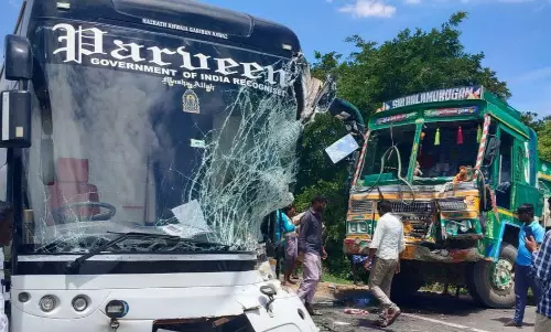 டிப்பர் லாரி-ஆம்னி பஸ் மோதல்