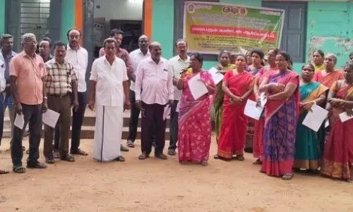 தொடக்கப்பள்ளி ஆசிரியர்கள் ஆர்ப்பாட்டம்