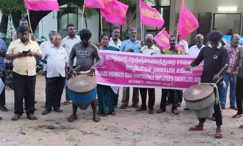 சாலை பராமரிப்பு ஊழியர்கள் சங்கத்தினர் முரசு கொட்டி ஆர்ப்பாட்டம்