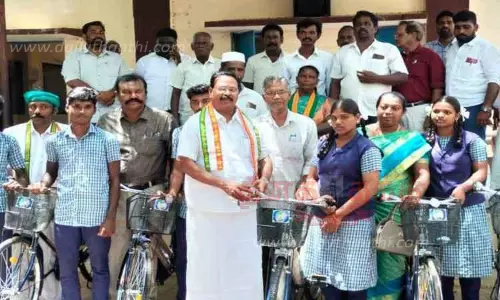 மாணவ-மாணவிகளுக்கு இலவச சைக்கிள் மாணவ-மாணவிகளுக்கு இலவச சைக்கிள்