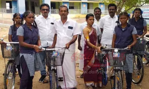 மாணவிகளுக்கு இலவச சைக்கிள்