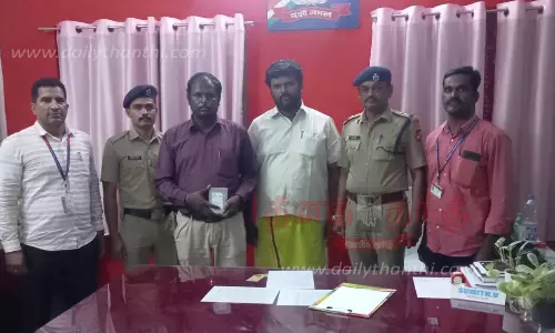 முன்பதிவு செய்து ரெயில் டிக்கெட்டை கூடுதல் விலைக்கு விற்ற 2 பேர் கைது