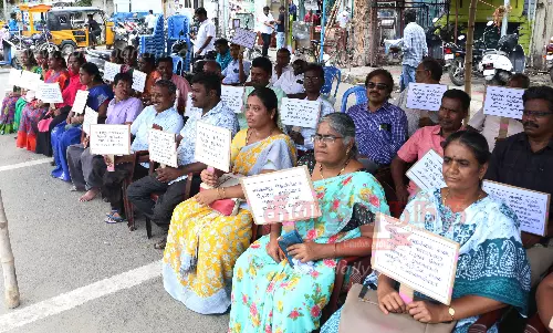 காலமுறை ஊதியம் வழங்ககோரி சேலத்தில் நூலகர்கள் உண்ணாவிரதம்