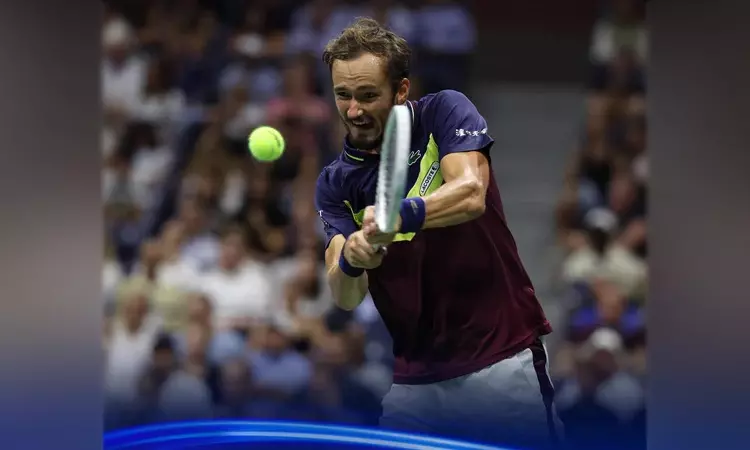 அமெரிக்க ஓபன் டென்னிஸ்: கார்லஸ் அல்காரஸை வீழ்த்தி இறுதிப்போட்டிக்கு முன்னேறிய மெத்வதேவ்...!