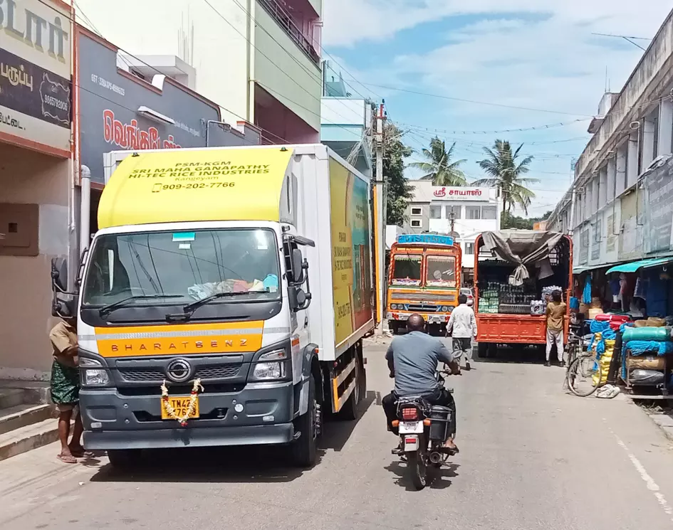 சாலையோரம் நிறுத்தப்படும் வாகனங்கள்