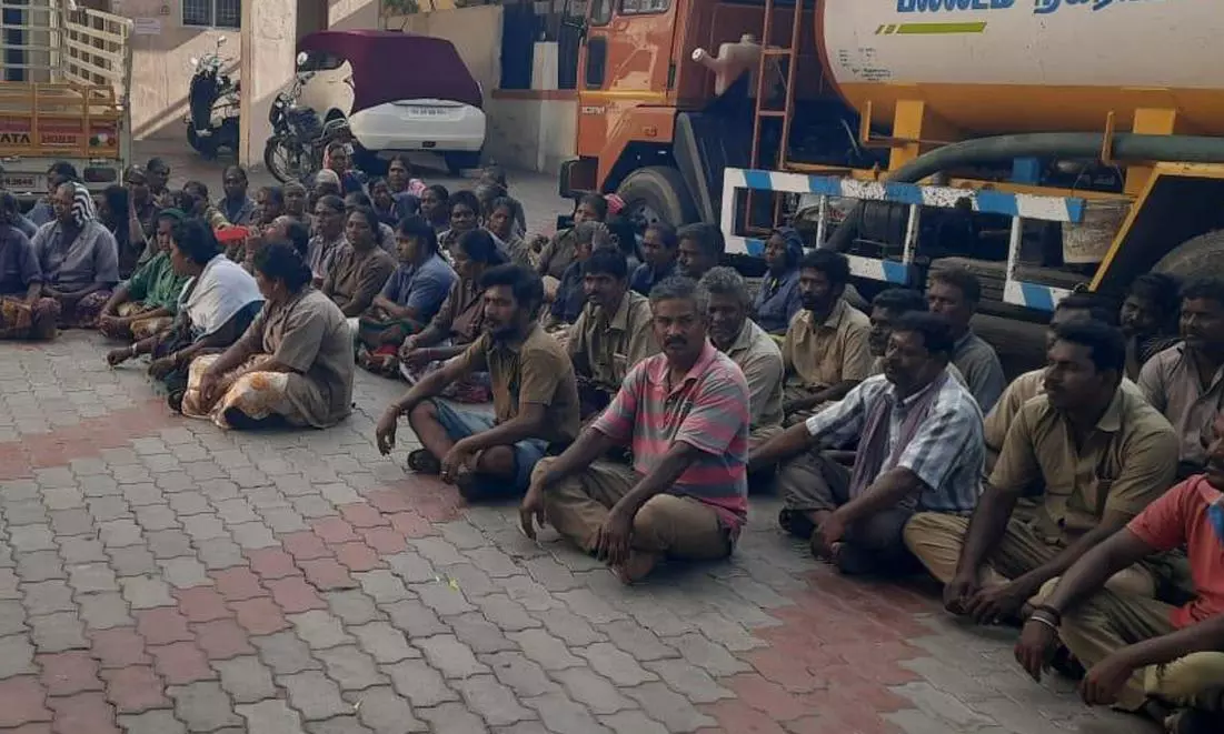 நகராட்சி அலுவலகத்தில் தூய்மை பணியாளர்கள் உள்ளிருப்பு போராட்டம் நகராட்சி அலுவலகத்தில் தூய்மை பணியாளர்கள் உள்ளிருப்பு போராட்டம்