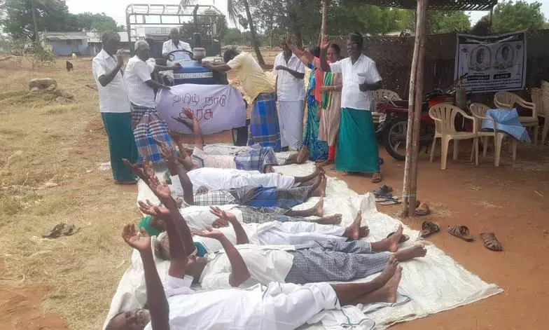 தற்கொலை முயற்சி போராட்டம் நடத்திய விவசாயிகள்