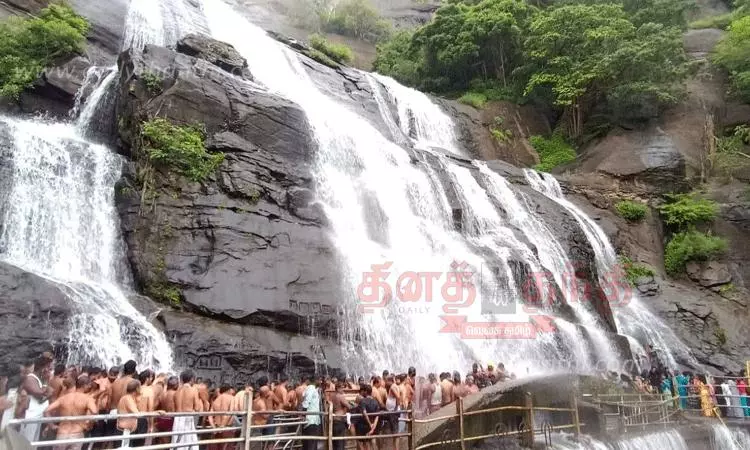 குற்றாலம் அருவியில் சுற்றுலா பயணிகள் ஆனந்த குளியல்