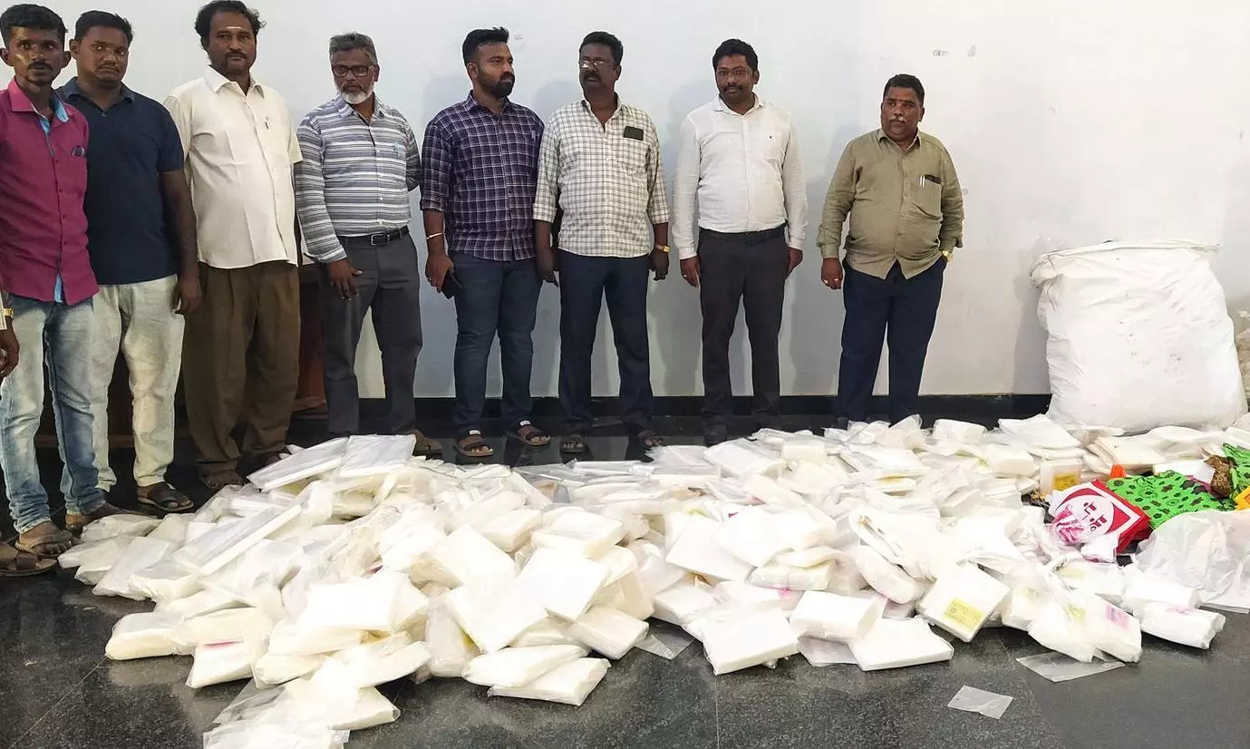 5 டன் பிளாஸ்டிக் பொருட்கள் பறிமுதல் 5 டன் பிளாஸ்டிக் பொருட்கள் பறிமுதல்