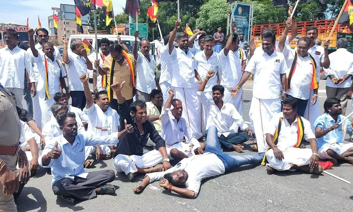 தே.மு.தி.க.வினர் சாலை மறியல்; 30 பெண்கள் உள்பட 220 பேர் கைது தே.மு.தி.க.வினர் சாலை மறியல்; 30 பெண்கள் உள்பட 220 பேர் கைது