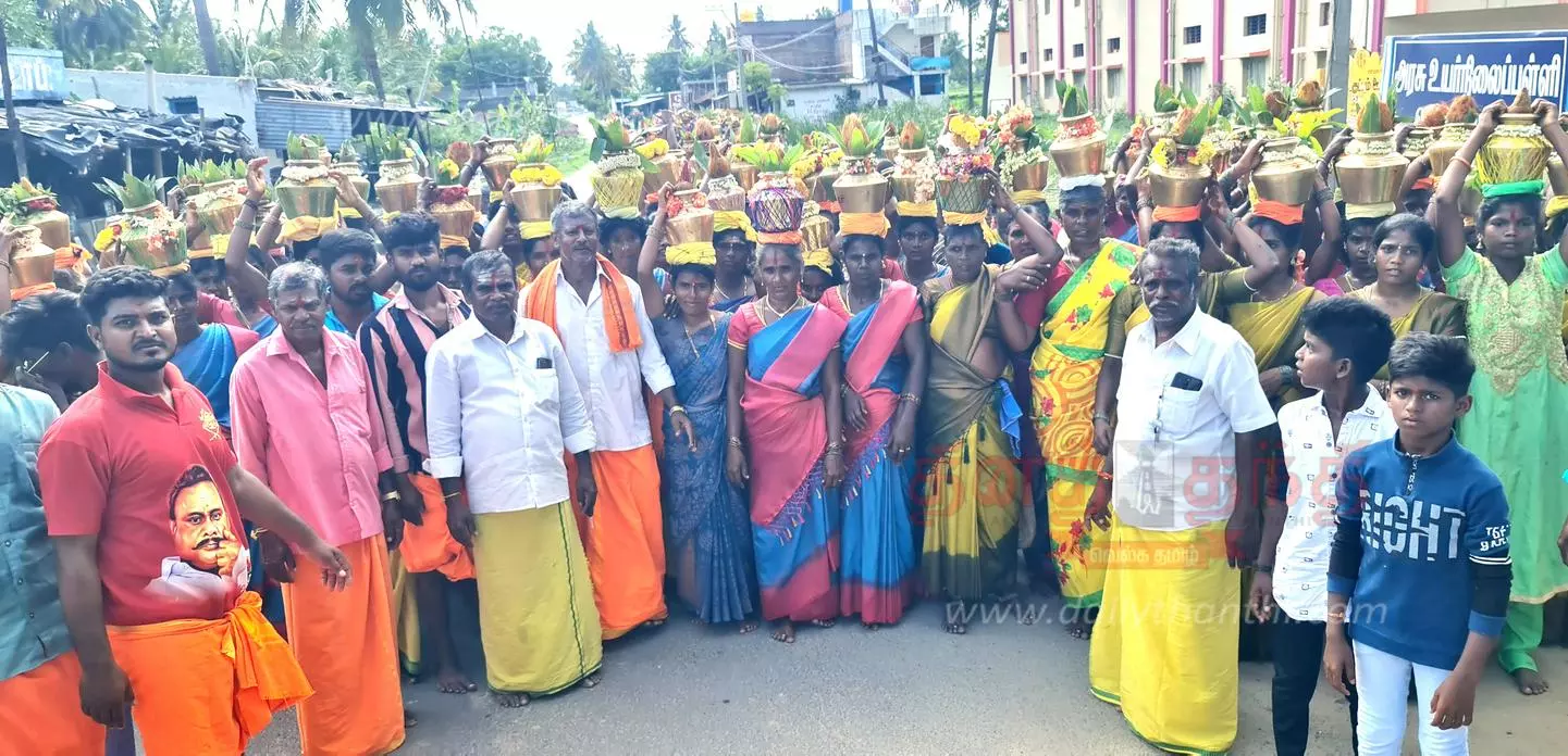 மலையாண்டஅள்ளியில்பெண்கள் தீர்த்தக்குட ஊர்வலம்