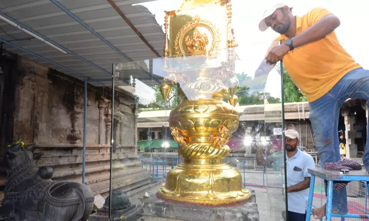 தங்க கொடிமரத்தை சுற்றி கண்ணாடி கூண்டு அமைப்பு