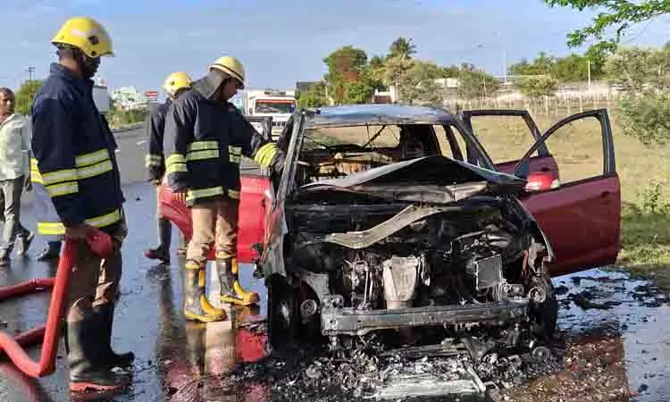 ஓடும் கார் தீப்பிடித்து எரிந்தது