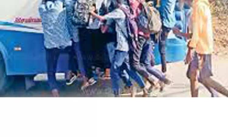 ஓடும் பஸ்சில்தான் ஏறுவோம் என அடம்பிடித்த கல்லூரி மாணவர்கள் ஓடும் பஸ்சில்தான் ஏறுவோம் என அடம்பிடித்த கல்லூரி மாணவர்கள்