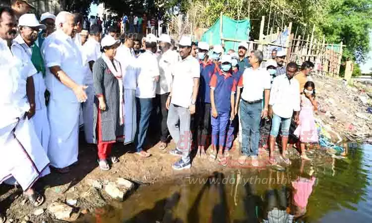 திருப்புவனம் வைகை ஆற்றுப்பகுதியில் தூய்மை பணி- கலெக்டர் தொடங்கி வைத்தார்
