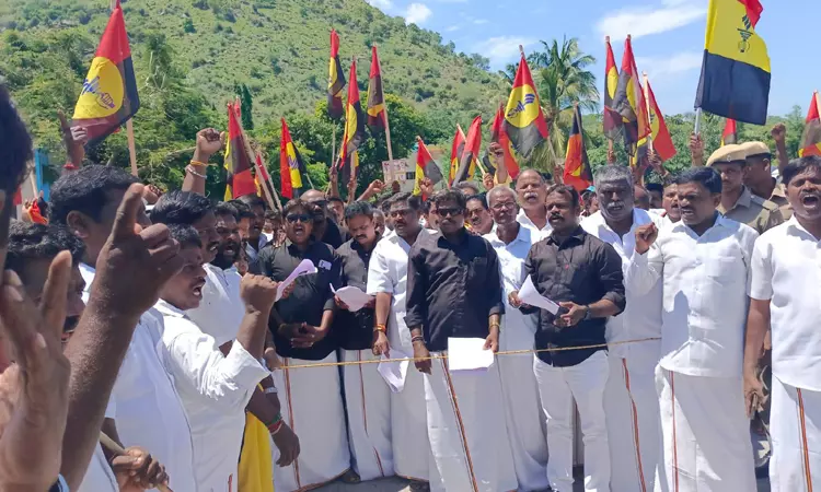 சுங்கச்சாவடியை முற்றுகையிட்ட தே.மு.தி.க.வினர் 42 பேர் கைது