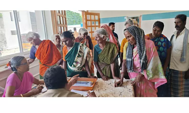 டிரைவர் இல்லாமல் பஸ் ஓடியதால் 11 தொழிலாளர்கள் படுகாயம்