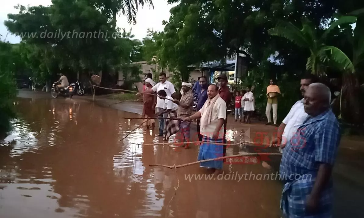 குட்டைபோல் தேங்கிய மழைநீரில்பொதுமக்கள் மீன்பிடிக்கும் போராட்டம்